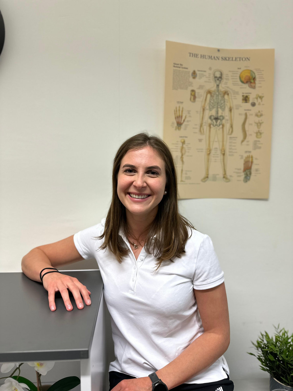 Porträt von Physiotherapeutin Carolina Neumayr in ihrer Praxis